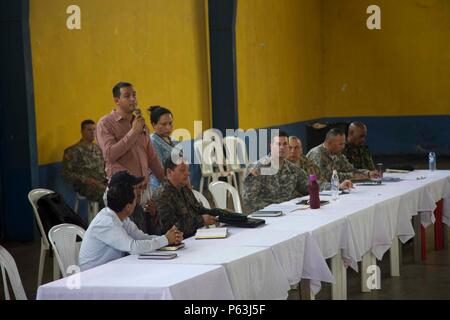 Il sindaco di assistente Pablo Pocheco parla a locale Cocodes dalle zone circostanti circa la medicina del futuro esercizio di preparazione come parte dell'Oltre l'orizzonte il funzionamento a San Pablo, Guatemala, Aprile 29, 2016. Task Force il lupo rosso e l'esercito a sud conduce civile umanitario Assistenza Formazione per includere il livello tattico di progetti di costruzione e preparazione medica Esercizi di formazione fornendo accesso a medici e la costruzione di scuole in Guatemala con il governo del Guatemala e non-agenzie governative dal 05MAR16 a 18GIU16 al fine di migliorare la disponibilità di missione delle forze degli Stati Uniti e per fornire una las Foto Stock