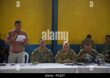 Il sindaco di assistente Pablo Pocheco parla a locale Cocodes dalle zone circostanti circa la medicina del futuro esercizio di preparazione come parte dell'Oltre l'orizzonte il funzionamento a San Pablo, Guatemala, Aprile 29, 2016. Task Force il lupo rosso e l'esercito a sud conduce civile umanitario Assistenza Formazione per includere il livello tattico di progetti di costruzione e preparazione medica Esercizi di formazione fornendo accesso a medici e la costruzione di scuole in Guatemala con il governo del Guatemala e non-agenzie governative dal 05MAR16 a 18GIU16 al fine di migliorare la disponibilità di missione delle forze degli Stati Uniti e per fornire una las Foto Stock