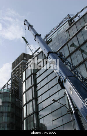 Il Blue Crane jib mostrato contro la facciata in vetro del complesso per uffici nel centro di Londra, Regno Unito. C62 Foto Stock