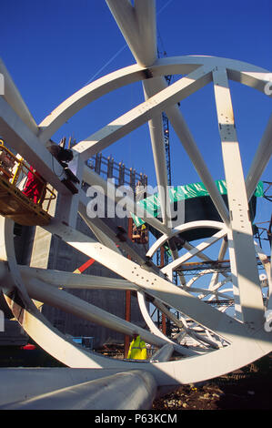 Lo stadio di Wembley a Londra: saldatura sull'interlacciatura dei tubi di acciaio della firma arco, costruito sul terreno da Cleveland Bridge (prima di contenzioso Foto Stock