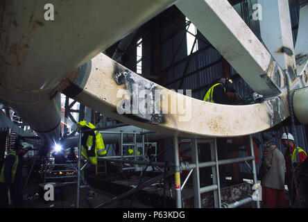 Lo stadio di Wembley a Londra: Saldatura capannoni per sezioni di interallacciamento dei tubi di acciaio della firma arco, costruito sul terreno da Cleveland Bridge Foto Stock