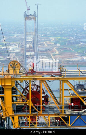 E questo è il tratto di sollevamento cavo trasversale il gantry sulla Jiang Yin ponte che attraversa il Fiume Yangtse nella provincia di Jiangsu, Cina Foto Stock