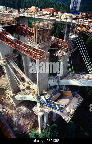 Il cavo resta fornire supporto per un arco durante la colata della sua concreta su un progetto in Germania per un ponte autostradale una simile pic è già sul sito Foto Stock