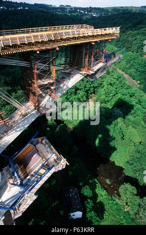 Il cavo resta fornire supporto per un arco durante la colata della sua concreta su un progetto in Germania per un ponte autostradale Foto Stock