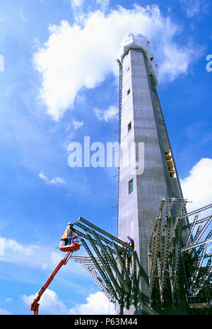 Costruito su Gunwharf, vicino a Portsmouth harbour station, la Spinnaker Tower offrono delle spettacolari vedute del porto. È il fulcro del Foto Stock