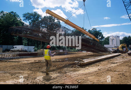 Una trave di sollevamento mantiene a lungo la gabbia di armatura diritto mentre viene sollevato per il posizionamento in una nuova sezione di parete a diaframma sulla A46 opere di tunnel Foto Stock