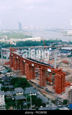 Interscambio centrali rampe curvo in costruzione sul gantry, Mega Ponte sul Fiume Chao Phraya, Bangkok, Thailandia Foto Stock