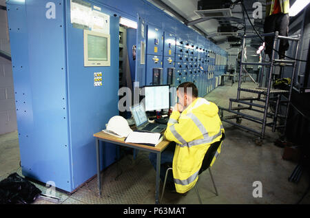 Esecuzione di test sul sistema di controllo computerizzato, Ramsgate di acque di scarico Foto Stock