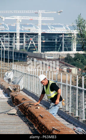 Colne river bridge cementificazione sulla strada dritti all'Aeroporto di Londra Heathrow T5, M25 e Heathrow sperone ponti Foto Stock