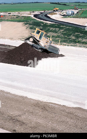 Lo spostamento della lama apripista topsoil su chalk formazione Foto Stock