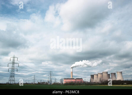 Per la produzione di energia elettrica a carbone sulla stazione di Trento river a Cottam, Nottinghamshire. Di West Burton power station è in background in distanza, England, Regno Unito Foto Stock