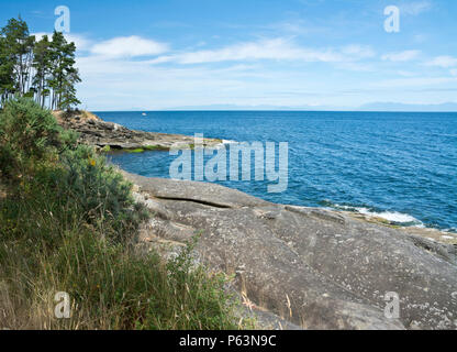 Sulla costa dell'isola Galiano, BC, Canada dal punto di Salamanca. Costa rocciosa con alberi e oceano nel golfo meridionale isole. Foto Stock