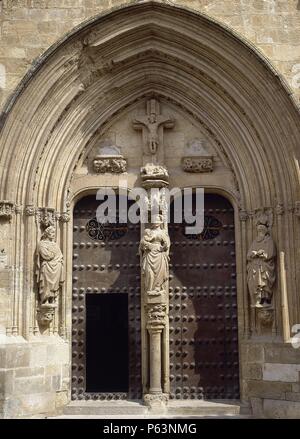 ARTE GOTICO ESPAÑA. SIGLO XV. Portada de la Iglesia DE SANTA MARIA DEL SALVADOR. I dati del año 1440. Detalle de las ESCULTURAS QUE FLANQUEAN LA ENTRADA. Cincillà. Provincia de Albacete. Castilla-La Mancha. Foto Stock