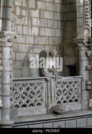 ARTE gotico. ESPAÑA. CATEDRAL de Cuenca. Iniciada en el Siglo XII, fué en el XV cuando recibió su mayor impulso, haciéndose importantes modificaciones en el ábside. Detalle del interno con la figura de angelo delle Nazioni Unite. Castilla-La Mancha. Foto Stock