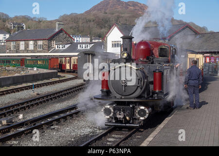 Farlie a scartamento ridotto il vapore loco sulla ferrovia Ffestiniog Foto Stock