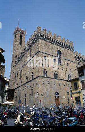 ITALIA. FLORENCIA. Vista generale del Bargello, edificio medievale erigido en 1255 y attuale sede del Museo Nacional. En primer término, gran cantidad de ciclomotores estacionados en la acera. La Toscana. Foto Stock