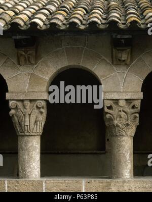 ARTE gotico. ESPAÑA. MONASTERIO de Pedralbes. Fundado en 1325 por Elisenda de Montcada. Constituido por n.a. iglesia gótica de una sola navata con ábside poligonale capillas y entre los contrafuertes. Su claustro presenta tres pisos (siglo XIV). Detalle de los capiteles. Barcellona. Cataluña. Foto Stock