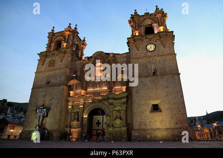 Puno cattedrale o Basilica Cattedrale di San Carlo Borromeo in serata, Puno, Perù Foto Stock