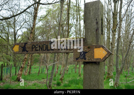 Cartello in legno sul Pendle Way a lunga distanza sentiero nel villaggio di Wycoller, Colne, Pendle, Lancashire, Inghilterra, Regno Unito Foto Stock