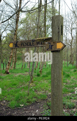 Cartello in legno sul Pendle Way a lunga distanza sentiero nel villaggio di Wycoller, Colne, Pendle, Lancashire, Inghilterra, Regno Unito Foto Stock