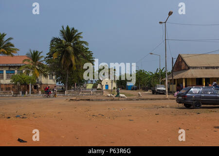 Cacheu, Repubblica di Guinea Bissau - 1 Febbraio 2018: la gente in una strada della città di Cacheu in Guinea Bissau, Africa occidentale. Foto Stock