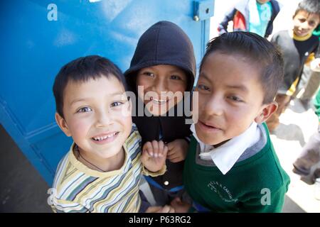 Bambini guatemaltechi a frequentare la scuola a San Marcos, Guatemala, Aprile 11, 2016. Task Force il lupo rosso e l'esercito a sud conduce civile umanitario Assistenza Formazione per includere il livello tattico di progetti di costruzione e preparazione medica Esercizi di formazione fornendo accesso a medici e la costruzione di scuole in Guatemala con il governo del Guatemala e non-agenzie governative dal 05MAR16 a 18GIU16 al fine di migliorare la disponibilità di missione delle forze degli Stati Uniti e di fornire un beneficio duraturo per il popolo del Guatemala. (U.S. Esercito foto di Spc. Gabriel Prado/rilasciato) Foto Stock