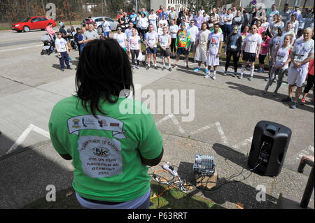 RAMSTEIN AIR BASE, Germania - Pattini da intorno il Kaiserslautern Comunità Militare ricevono una breve di sicurezza e Air Force del fondo di assistenza breve prima dell inizio del 5 chilometro colour run Aprile 7, 2016 a Ramstein Air Base, Germania. Il AFAF è una campagna annuale per raccogliere fondi per beneficenza quattro affiliate che forniscono supporto per Air Force le famiglie nel bisogno. La campagna è eseguito dal 21 marzo al 29 aprile. Contattare il locale AFAF rappresentanti per ulteriori informazioni. Foto Stock