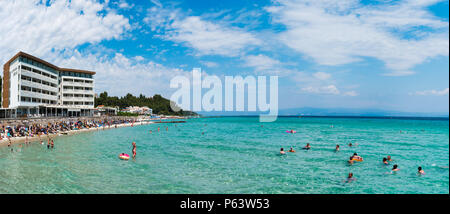 Chaniotis, Grecia - 23 Giugno 2018: Chaniotis city beach e il mare cristallino della Calcidica con molti turisti, Grecia destinazione balneare Foto Stock