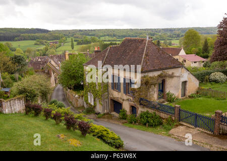 La pittoresca Rue de l'Eglise in Moutiers-au-Perche, in Normandia, Francia. Foto Stock