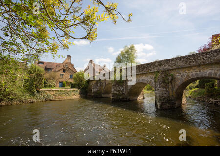 Il vecchio ponte sul fiume Sarthe in Saint-Ceneri-le-Gerei, Normandia, Francia. Foto Stock