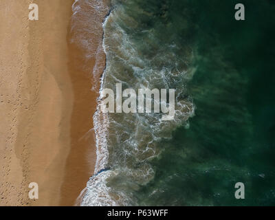 Un' antenna shot a 330 piedi/100 metri che guarda l'Oceano Pacifico la rottura della costa della California Meridionale. Forti onde e correnti lasciare Foto Stock