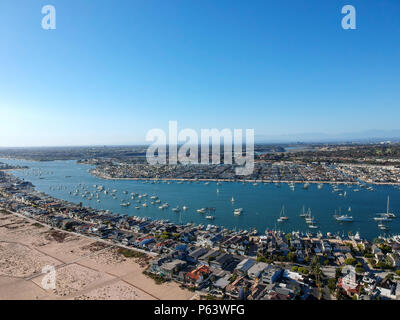 Un' antenna shot a 330 piedi/100 metri che guarda oltre il Newport skyline, il Balboa Peninsula e il Newport Bay pieno di barche. Catturate in Southe Foto Stock