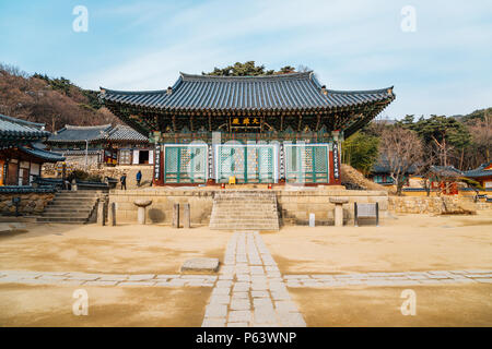 Il coreano architettura tradizionale nel tempio Donghwasa, Daegu, Corea Foto Stock