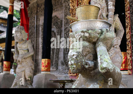 Intorno a una delle più belle Balinese templi indù, Pura Kehen. Ricco di intagli! Prese a Bali, luglio 2018. Foto Stock