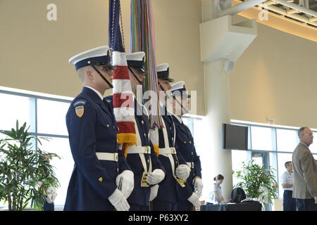 Una guardia di colore si erge a attenzione poco prima di presentare i colori nella parte posteriore Adm. Stephen P. Metruck il cambiamento di comando e cerimonia di pensionamento Venerdì, 22 aprile 2016, presso il Nauticus in Norfolk, Virginia. Metruck ritirato dopo che serve più di 34 anni nella Guardia Costiera e ribaltato il comando del quinto Coast Guard District durante la cerimonia. Stati Uniti La guardia costiera della fotografia di Sottufficiali di terza classe Joshua Canup Foto Stock