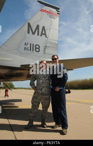 Stati Uniti Air Force e Air National Guard Master Sgt. Donny Masciadrelli, 104th Fighter Wing avionica tecnico, e suo figlio, Tech. Sgt. Danny Masciadrelli, 104th Fighter Wing F-15 capo equipaggio, distribuire insieme per la prima volta per una F-15C/D Aquila missione nei Paesi Bassi nell'aprile 2016. Essi sono distribuiti nel supporto del funzionamento Atlantic risolvere insieme con più di 250 aviatori dal 104th come parte di un teatro security package, rafforzare le relazioni e la formazione al fianco di alleati della NATO in tutta l'Europa. (U.S. Air National Guard foto da 1Lt. Bonnie Harper/rilasciato) Foto Stock