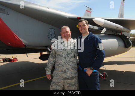 Stati Uniti Air Force e Air National Guard Master Sgt. Donny Masciadrelli, 104th Fighter Wing avionica tecnico, e suo figlio, Tech. Sgt. Danny Masciadrelli, 104th Fighter Wing F-15 capo equipaggio, distribuire insieme per la prima volta per una F-15C/D Aquila missione nei Paesi Bassi nell'aprile 2016. Essi sono distribuiti nel supporto del funzionamento Atlantic risolvere insieme con più di 250 aviatori dal 104th come parte di un teatro security package, rafforzare le relazioni e la formazione al fianco di alleati della NATO in tutta l'Europa. (U.S. Air National Guard foto da 1Lt. Bonnie Harper/rilasciato) Foto Stock