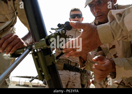 Un soldato iracheno, 35th esercito iracheno brigata, imposta la curiosità su un 120 mm tubo di mortaio durante il processo di familiarizzazione della malta di formazione presso la gamma Besmaya complessa, Iraq, 12 aprile 2016. La formazione di Malta ha dato i soldati iracheni più approfondita conoscenza dell'uso di sistemi di malta. La gamma Besmaya complesso è uno dei quattro Combined Joint Task Force - Funzionamento inerenti risolvere la costruzione di capacità del partner location dedicate alla formazione delle forze di sicurezza irachene. (U.S. Esercito foto di Sgt. Paolo Vendita/rilasciato) Foto Stock