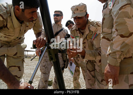 Un soldato iracheno, 35th esercito iracheno brigata, imposta la curiosità su un 120 mm tubo di mortaio durante il processo di familiarizzazione della malta di formazione presso la gamma Besmaya complessa, Iraq, 12 aprile 2016. La formazione di Malta ha dato i soldati iracheni più approfondita conoscenza dell'uso di sistemi di malta. La gamma Besmaya complesso è uno dei quattro Combined Joint Task Force - Funzionamento inerenti risolvere la costruzione di capacità del partner location dedicate alla formazione delle forze di sicurezza irachene. (U.S. Esercito foto di Sgt. Paolo Vendita/rilasciato) Foto Stock