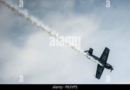 Il pilota dello show aereo Rob Holland esegue manovre acrobatiche sull'aeromobile MXS-RH all'Airpower sopra Hampton Roads Open House presso la Langley Air Force base, Virginia, il 22 aprile 2016. L'MXS-RH è un velivolo acrobatico monoposto ad alte prestazioni con un motore Lycoming AEIO-540, in grado di manovre verticali, rotolamenti e voli ad alto G. La dimostrazione enfatizza l'abilità dei piloti, la gestione degli aeromobili e la precisione acrobatica, mostrando le moderne tecniche di aviazione agli spettatori e mettendo in evidenza le capacità di aviazione civile e militare. Foto Stock