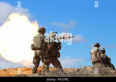 Spc. Chengjie Liu (destra), incendi un A-4 anti-serbatoio come arma Sgt. Giacobbe Saccameno, entrambi i fanti assegnato alla sede centrale e sede di truppe, 3° Stormo, 2° reggimento di cavalleria, sovrintende e assiste durante un anti-serbatoio e air defense artillery range, 23 aprile a Adazi Base Militare, Lettonia. Americani e soldati lettoni addestrata utilizzando una varietà di armi, incluso il lancio del giavellotto missili anticarro, Carl Gustav recoilless anti-serbatoio fucili e la RBS-70 a corto raggio la difesa aerea a guida laser sistema missilistico. Soldati provenienti da cinque Organizzazione del Trattato del Nord Atlantico nazioni, tra cui il Canada, germe Foto Stock