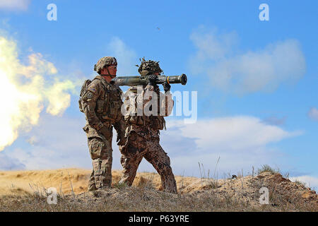 I soldati assegnati alla sede centrale e sede di truppe, 3° Stormo, 2° reggimento di cavalleria, un incendio A-4 anti-serbatoio arma durante un anti-serbatoio e air defense artillery range, 23 aprile a Adazi Base Militare, Lettonia. Americani e soldati lettoni addestrata utilizzando una varietà di armi, incluso il lancio del giavellotto missili anticarro, Carl Gustav recoilless anti-serbatoio fucili e la RBS-70 a corto raggio la difesa aerea a guida laser sistema missilistico. Soldati provenienti da cinque Organizzazione del Trattato del Nord Atlantico nazioni, tra cui il Canada, la Germania e la Lituania sono state conducendo una ampia gamma di corsi di formazione insieme durante l'estate Foto Stock