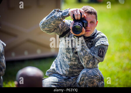 Stati Uniti Army Spc. Joshua Wooten, dal combattimento 982nd società fotocamera, documenti della migliore concorrenza Ranger 2016, a Fort Benning, Ga., Aprile 16, 2016. La trentatreesima annuale di David E. Grange Junior Ranger migliore concorrenza 2016 è un evento di tre giorni consistente di sfide per testare concorrente del fisico, mentale e capacità tecniche. (U.S. Foto dell'esercito da Staff Sgt. Justin P. Morelli / rilasciato) Foto Stock