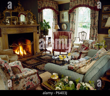 Sedia ad ala nella sala con caminetto Foto stock - Alamy