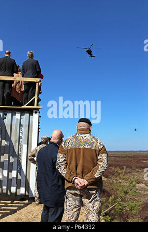 Durante il distinto ospite giorno wrapping up estate scudo XIII, senior leader e ospiti illustri testimoni di una multinazionale bracci combinata live-fire dimostrazione, 28 aprile a Adazi Base Militare, Lettonia. Soldati provenienti da cinque Organizzazione del Trattato del Nord Atlantico nazioni, compresa la Lettonia, Canada, Germania, Lituania e degli Stati Uniti sono state conducendo una ampia gamma di corsi di formazione insieme durante il periodo estivo la protezione XIII, un anno per un periodo di due settimane di interoperabilità lungo evento di formazione in Lettonia. Visitatori inclusi i cinque paesi partecipanti Oltre ai rappresentanti provenienti dalla Polonia e Finlandia. (U.S. Esercito foto di Foto Stock