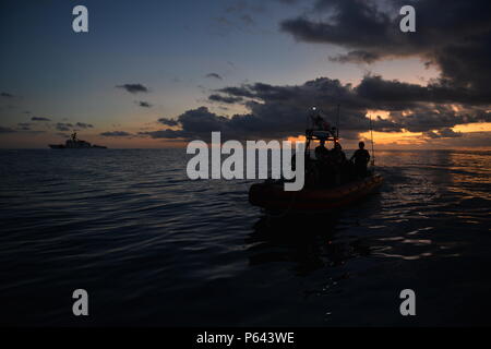 Un boatcrew a bordo di un 26 piedi di Mark IV piccola barca dai guardacoste Bertholf funziona durante le ore serali mentre la taglierina stava conducendo una pattuglia counterdrug nell'Oceano Pacifico orientale, 5 marzo 2018. La sicurezza nazionale frese Bertholf simili sono il fulcro della Guardia Costiera della flotta, in grado di eseguire più operazioni impegnative, incluso il supporto di maritime homeland security e missioni di difesa. Stati Uniti Coast Guard foto di Sottufficiali di prima classe S. Matteo Masaschi Foto Stock