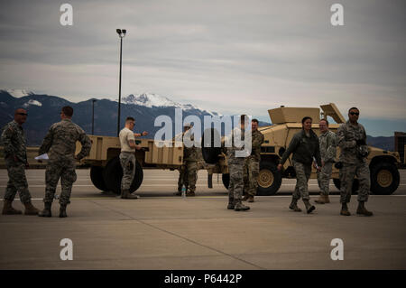 Air Force aviatori assegnati alla contingenza 821st Gruppo di risposta a Travis Air Force Base in California, lavorare con i soldati dell esercito assegnato alla 152d spostamento del Team di controllo a Fort Carson, Colo., durante Cerberus colpire il 16-01 a Fort Carson, Colo., 23 aprile 2016. Più di 120 aviatori assegnato all'821st CRG partecipano in nove giorni di esercizio congiunto. (U.S. Air Force foto di Tech. Sgt. Gustavo Gonzalez/rilasciato) Foto Stock