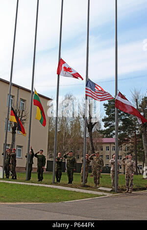 Soldati provenienti da cinque Organizzazione del Trattato del Nord Atlantico nazioni partecipanti in estate scudo XIII abbassare il loro paese la bandiera durante l'esercizio la cerimonia di chiusura del 29 aprile a Adazi Base Militare, Lettonia. Soldati provenienti da Lettonia, Canada, Germania, Lituania e degli Stati Uniti sono state conducendo una ampia gamma di corsi di formazione insieme durante il periodo estivo la protezione XIII, un anno per un periodo di due settimane di interoperabilità lungo evento di formazione in Lettonia. Soldati provenienti da Finlandia e Polonia erano anche presenti come osservatori.(STATI UNITI Esercito foto di Sgt. Paige Behringer, decimo premere Camp la sede centrale) Foto Stock