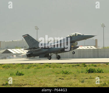 Un F-16 assegnato all'Expeditionary 457th Fighter Squadron taxi sul flightline a Bagram Airfield, Afghanistan, 27 Aprile, 2016. La F-16 Fighting Falcon è un compatto, multi-ruolo di aerei da combattimento in grado di fornire aria vicino a sostegno degli Stati Uniti e le forze della coalizione sul terreno. (U.S. Air Force foto di Capt. Korey Fratini/rilasciato) Foto Stock