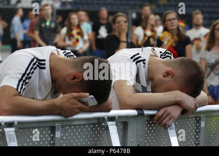 Francoforte, Germania. Il 27 giugno, 2018. Tifosi tedeschi piangono la perdita del loro team e la loro uscita dalla coppa del mondo. Diverse migliaia di tifosi giunti alla Commerzbank Arena di Francoforte, a guardare la Corea del Sud ha battuto la Germania per 2 goal a zero nell'ultimo gruppo F corrisponde in fase di gruppo del 2018 FIFA Soccer World Cup in Russia. Il risultato significa che entrambe le squadre sono state eliminate dalla coppa del mondo. Credito: Michael Debets/Pacific Press/Alamy Live News Foto Stock